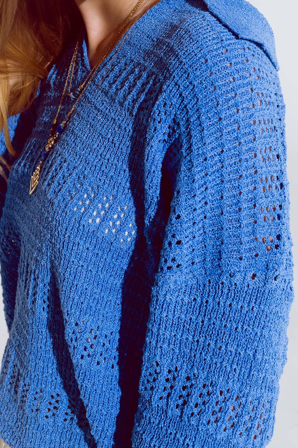 Camisola de malha em croché com decote em V e gola polo em azul