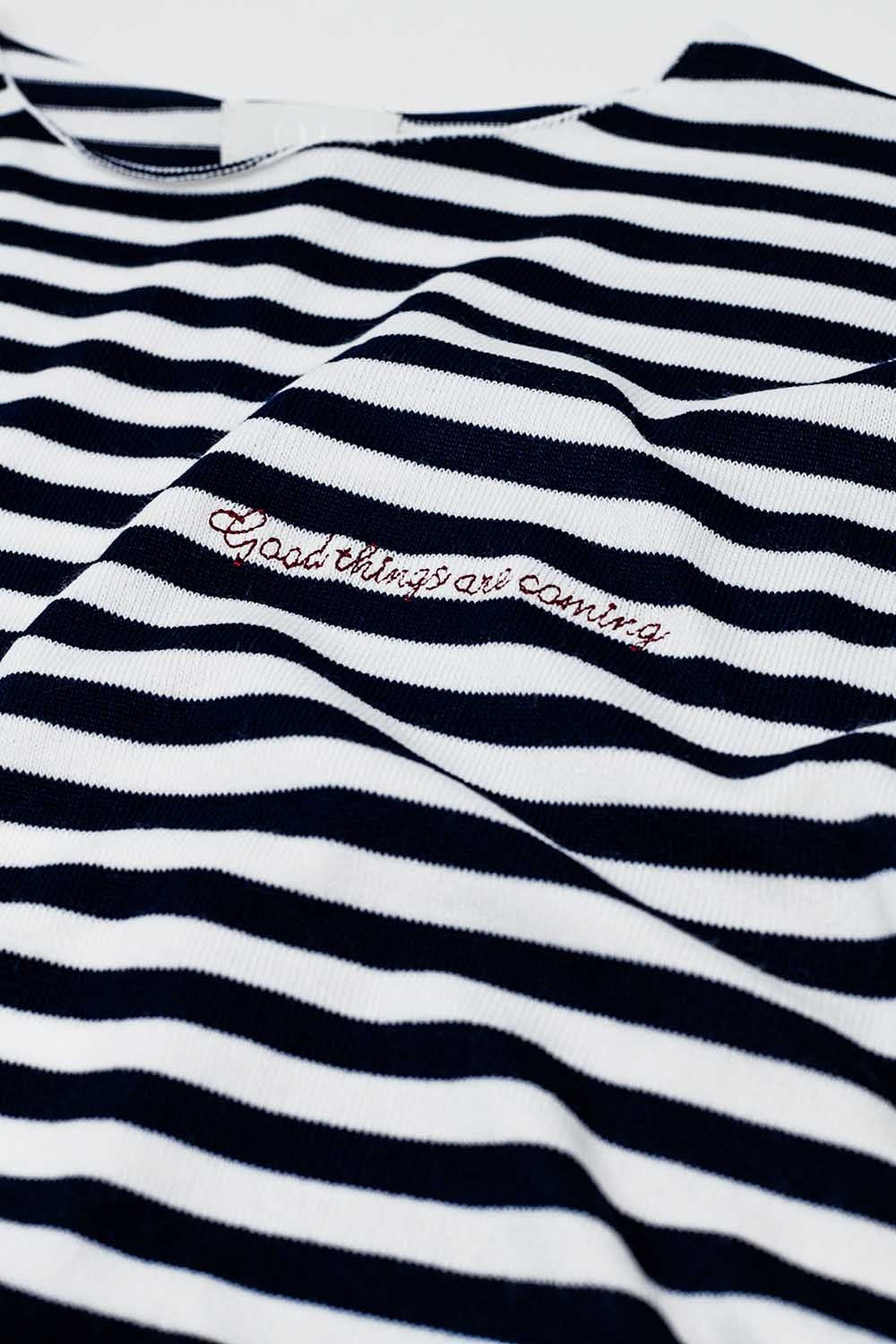 camisola de malha fina às riscas azul-marinho com gola redonda