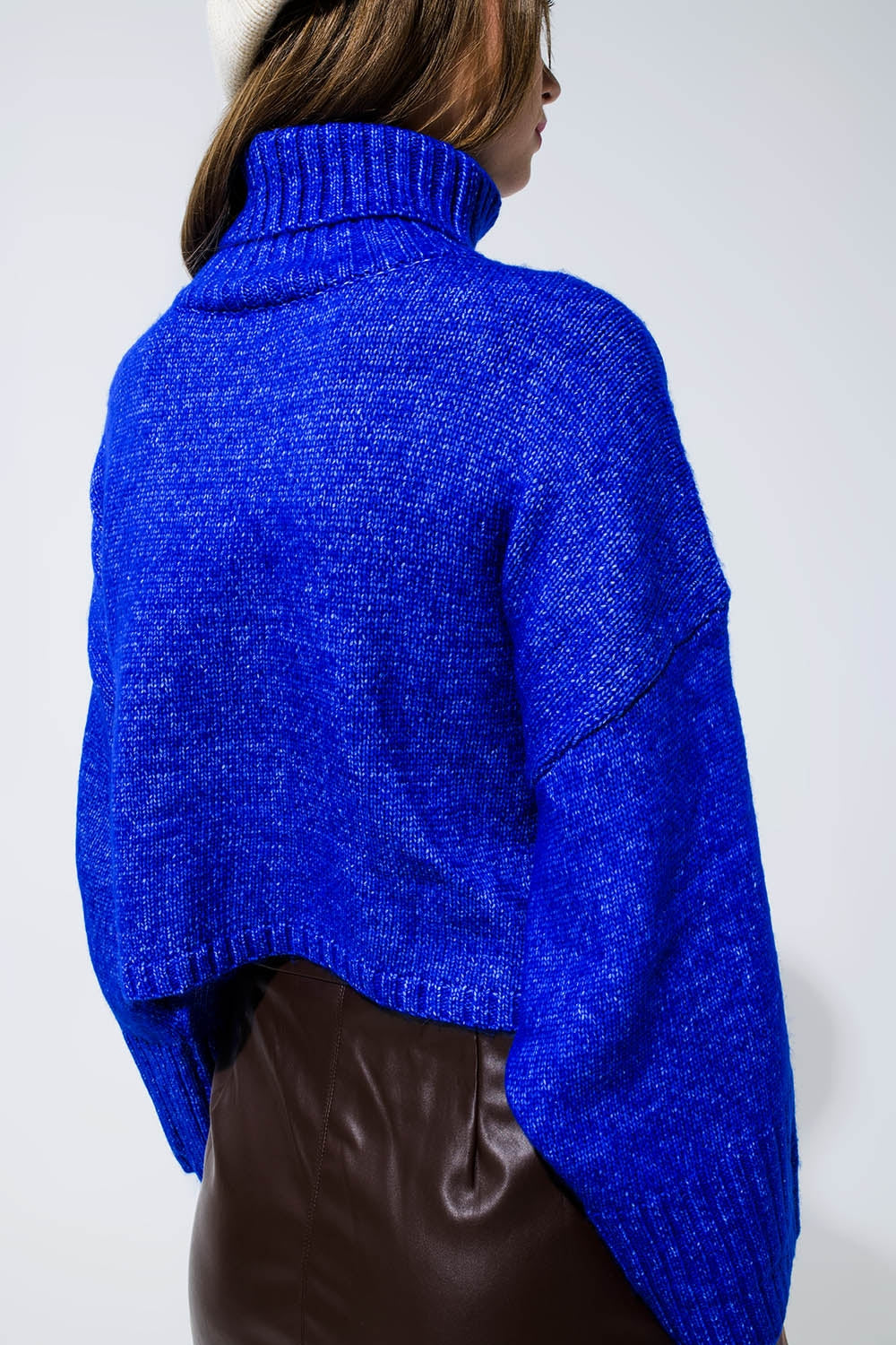 Camisola de malha grossa recortada com gola de tartaruga em azul