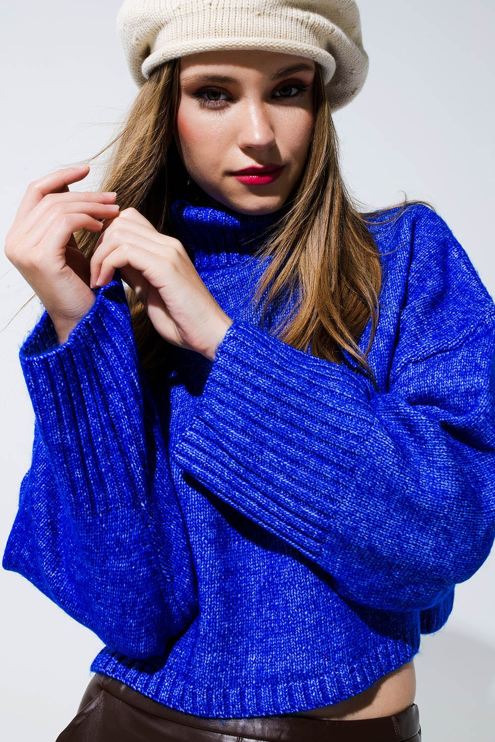 Camisola de malha grossa recortada com gola de tartaruga em azul