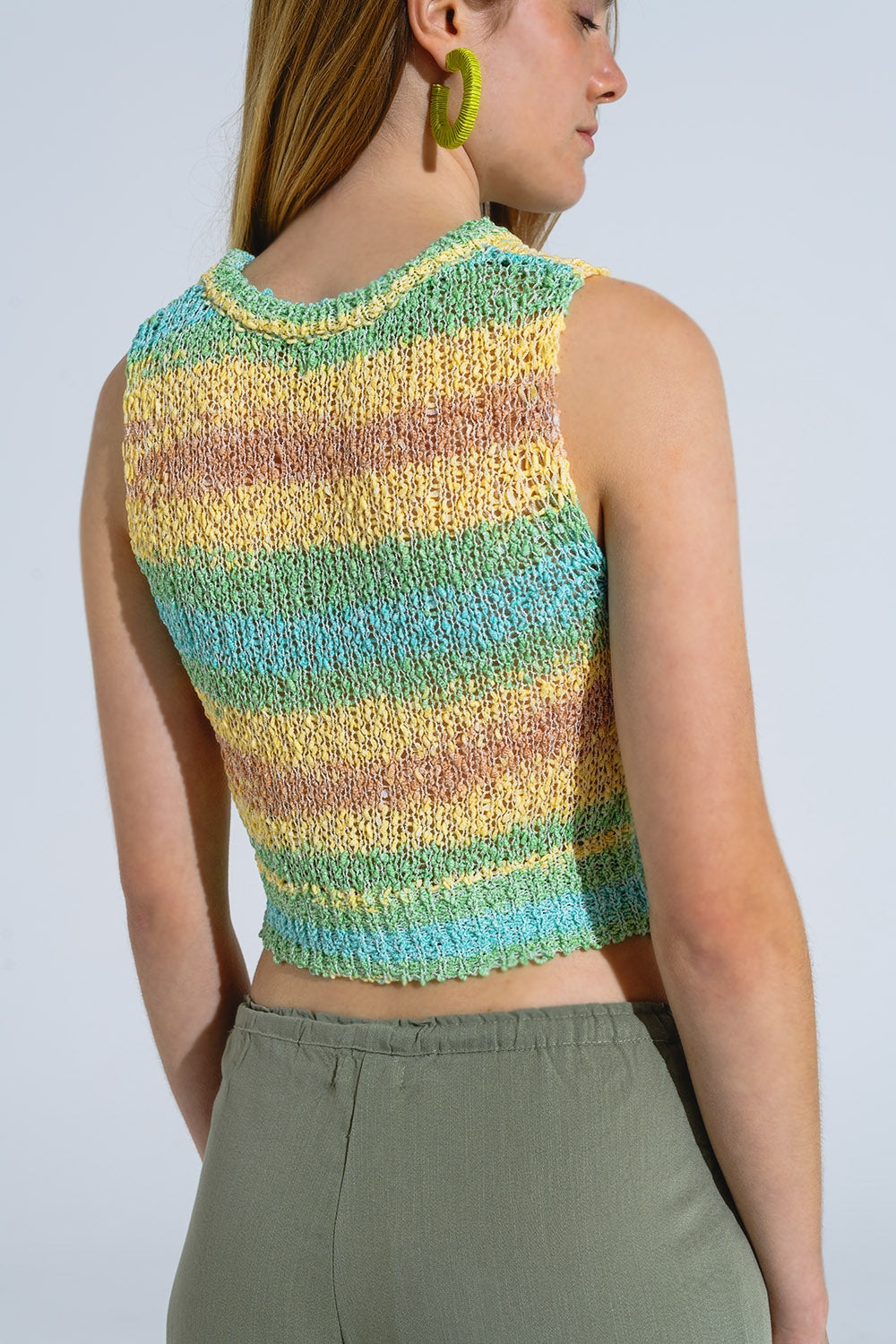 Camisola de malha multicolor sem mangas com riscas e decotes em gola redonda