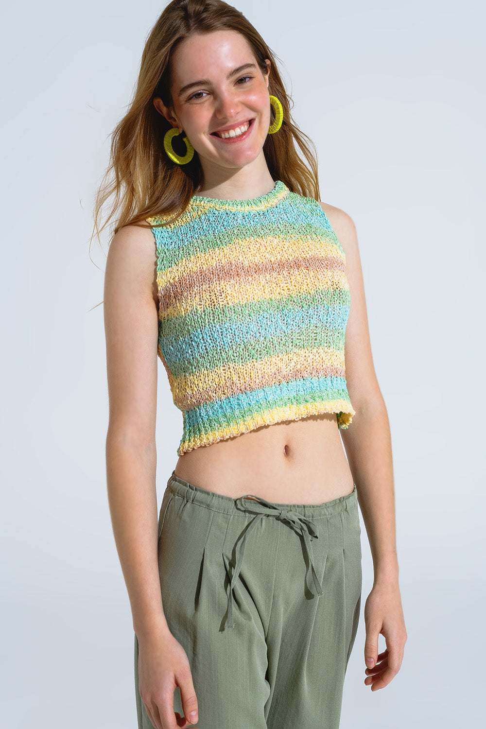 Camisola de malha multicolor sem mangas com riscas e decotes em gola redonda
