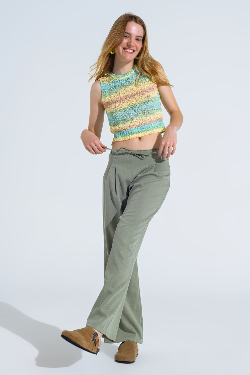 Camisola de malha multicolor sem mangas com riscas e decotes em gola redonda