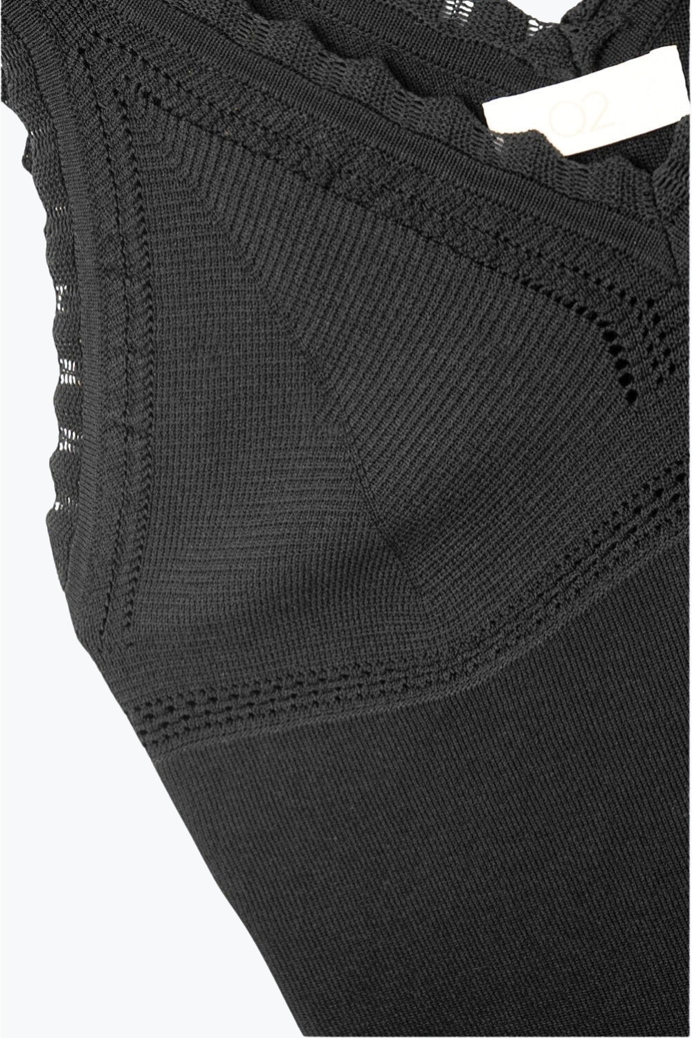 Camisola de malha preta com decote em V e rebordos recortados