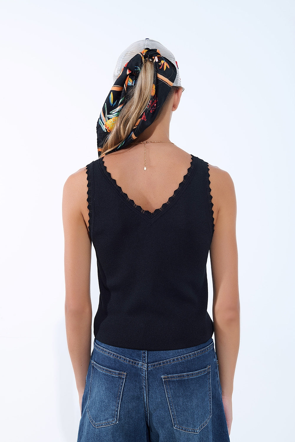 Camisola de malha preta com decote em V e rebordos recortados