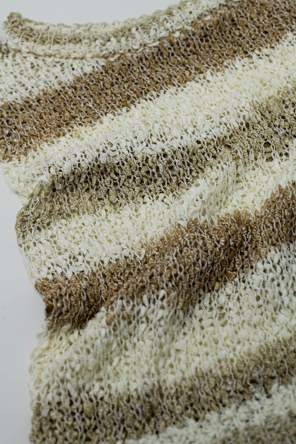 Camisola de malha Tints of Beige sem mangas com riscas e decotes em gola redonda