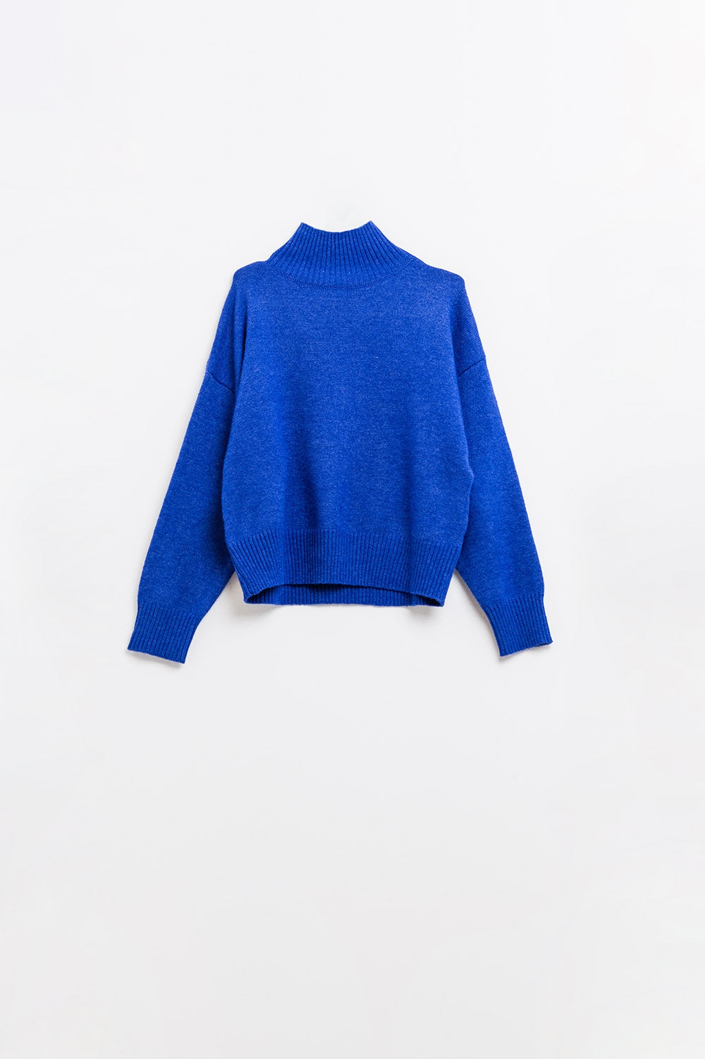 camisola de malha volumosa em azul com gola alta