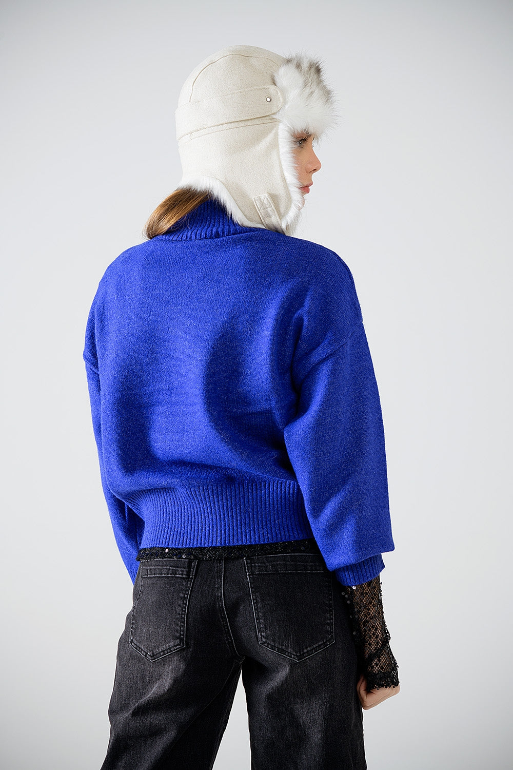 camisola de malha volumosa em azul com gola alta