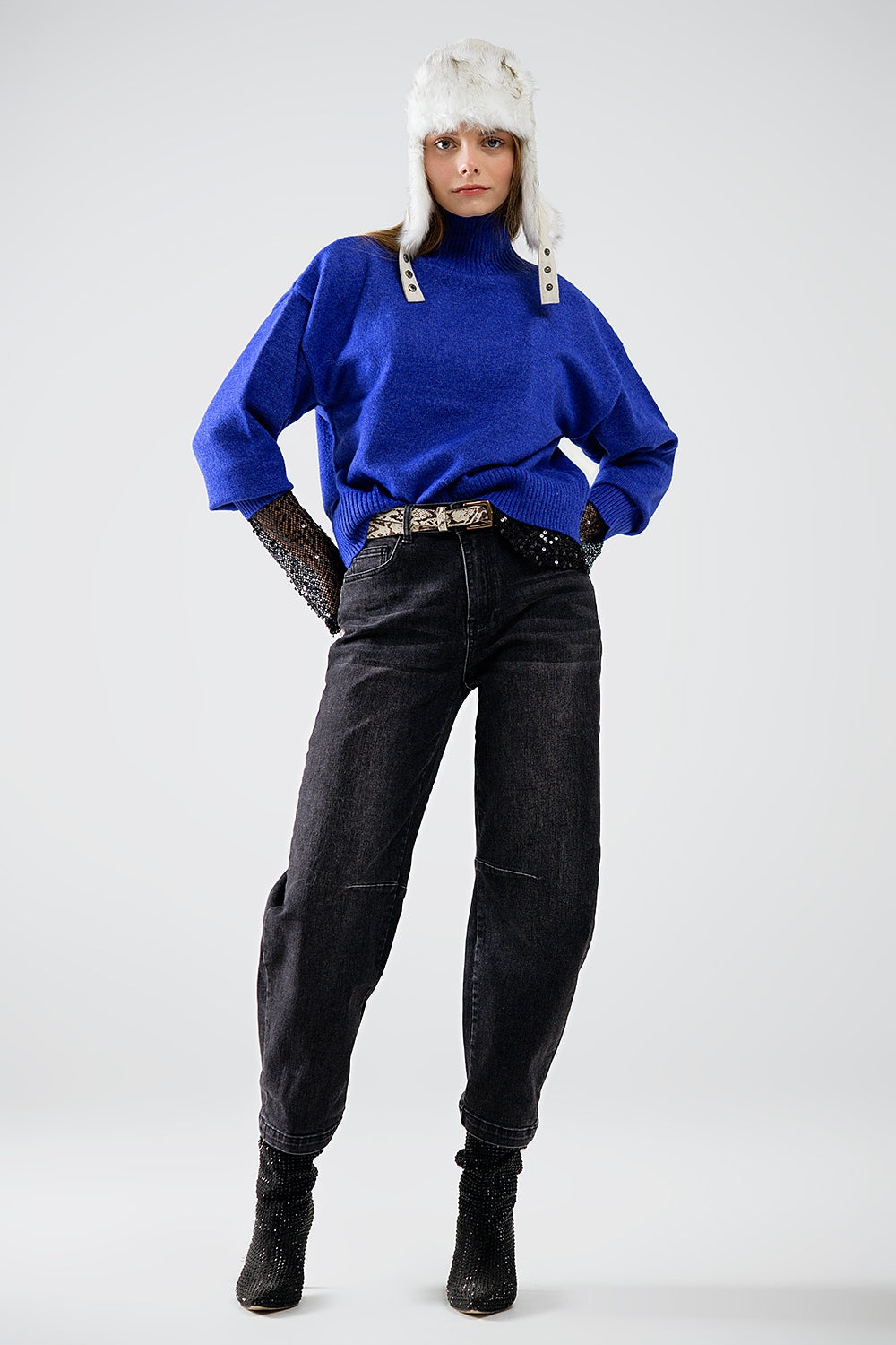 camisola de malha volumosa em azul com gola alta