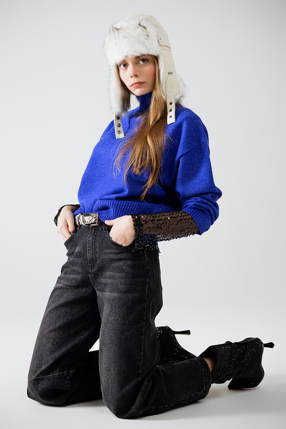 camisola de malha volumosa em azul com gola alta