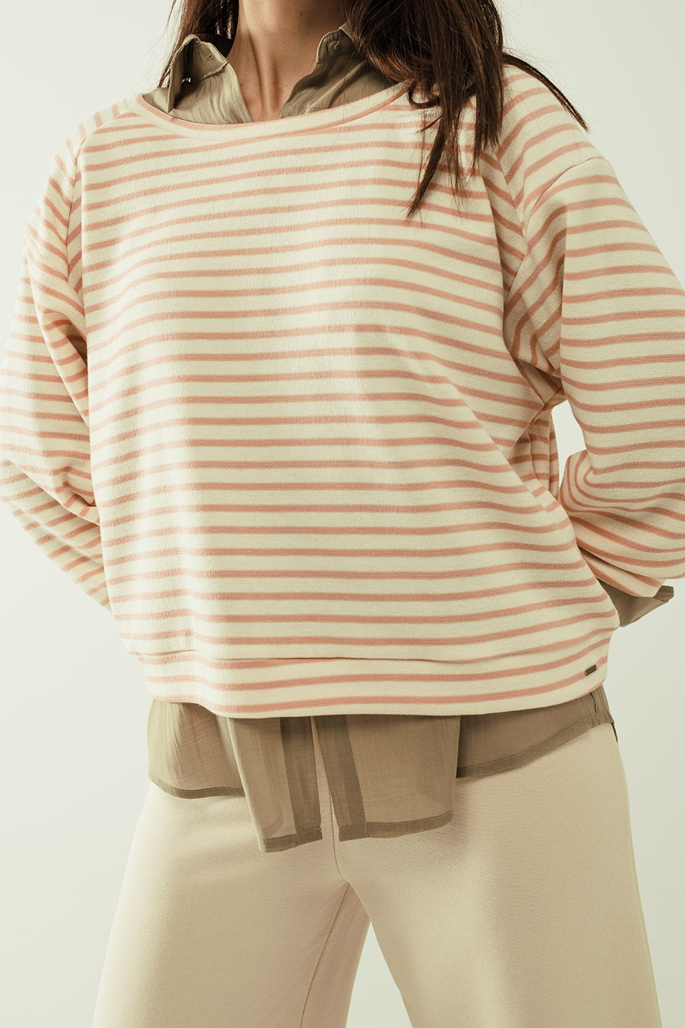 Camisola de manga comprida branca com riscas cor-de-rosa e gola redonda