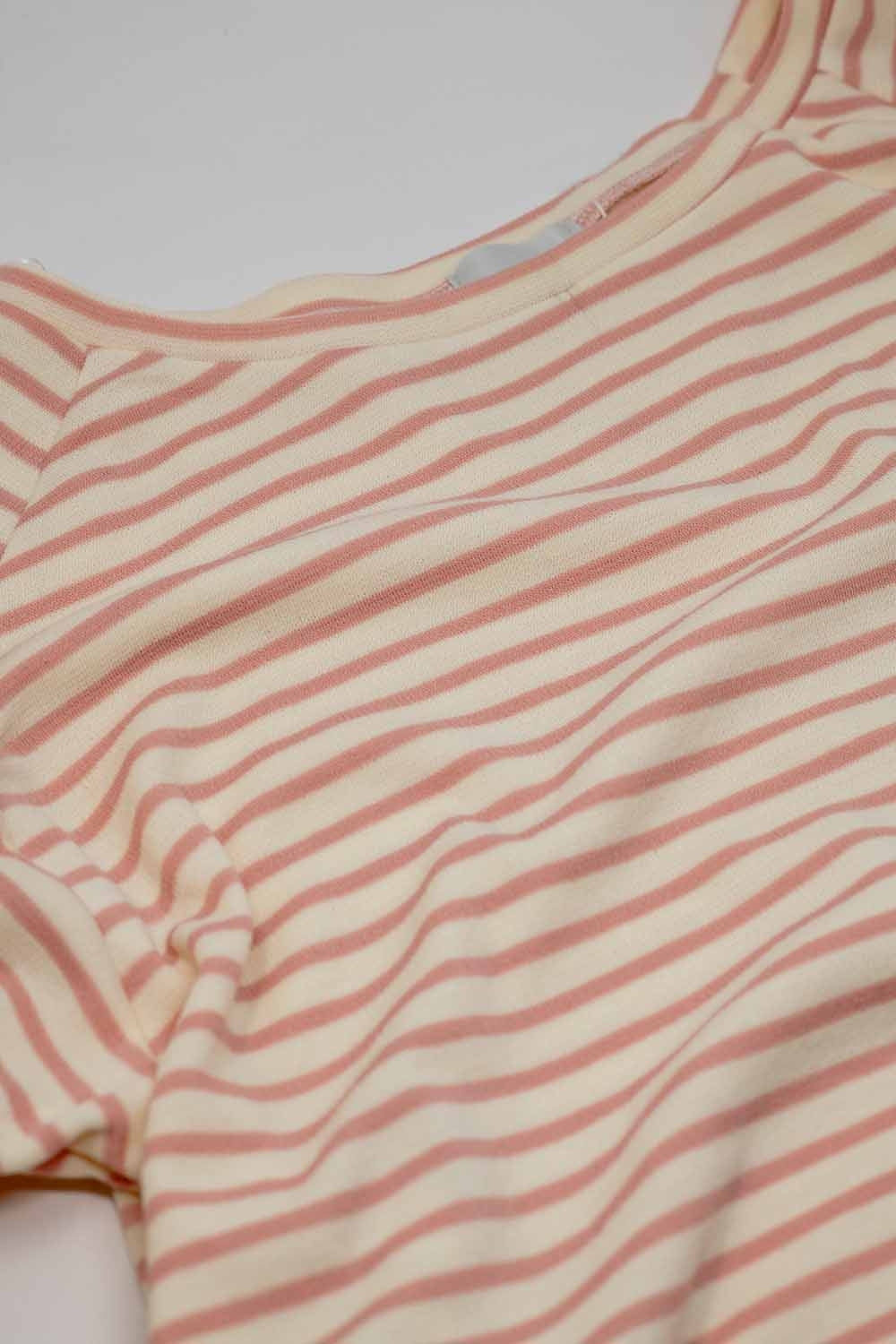 Camisola de manga comprida branca com riscas cor-de-rosa e gola redonda