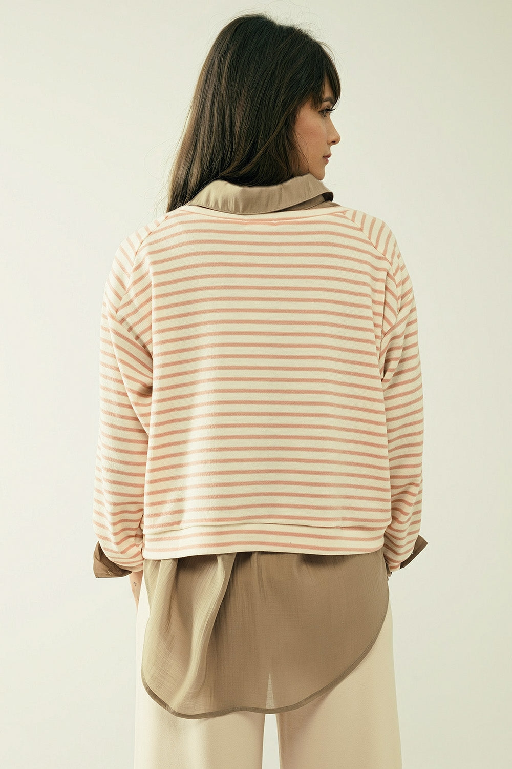 Camisola de manga comprida branca com riscas cor-de-rosa e gola redonda