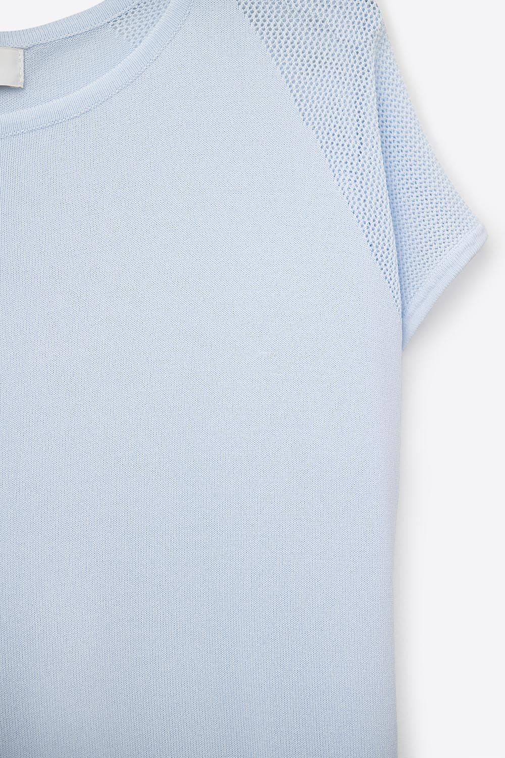 Camisola de manga curta azul bebê com malha no ombro