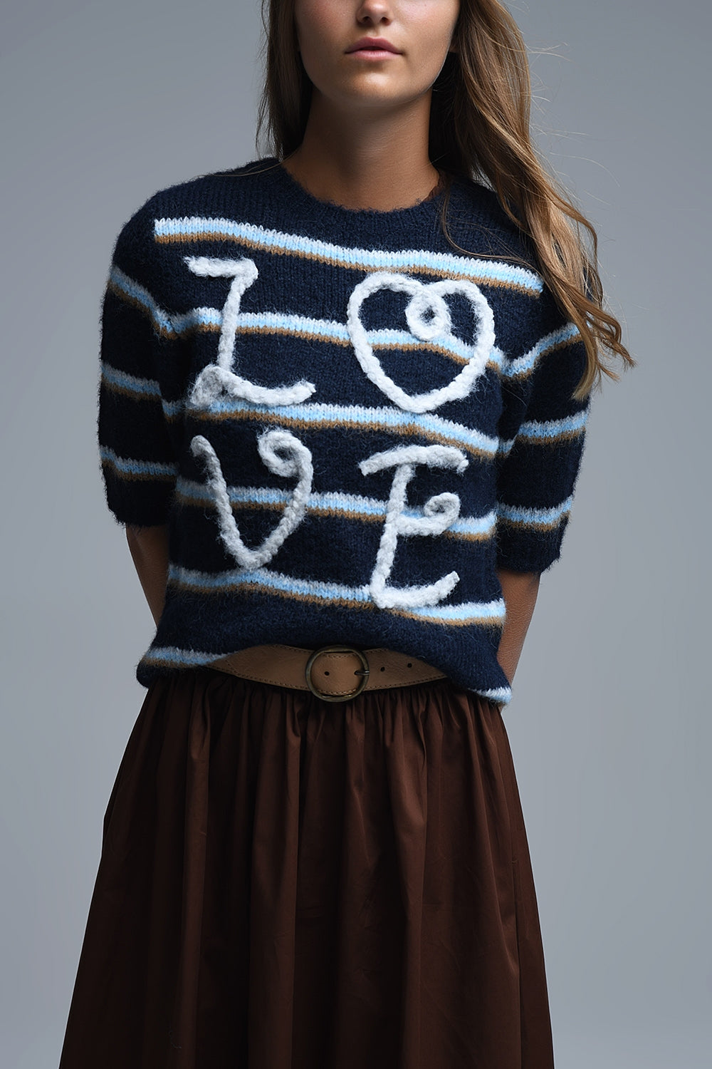 Camisola de manga curta bordada com amor em azul-marinho