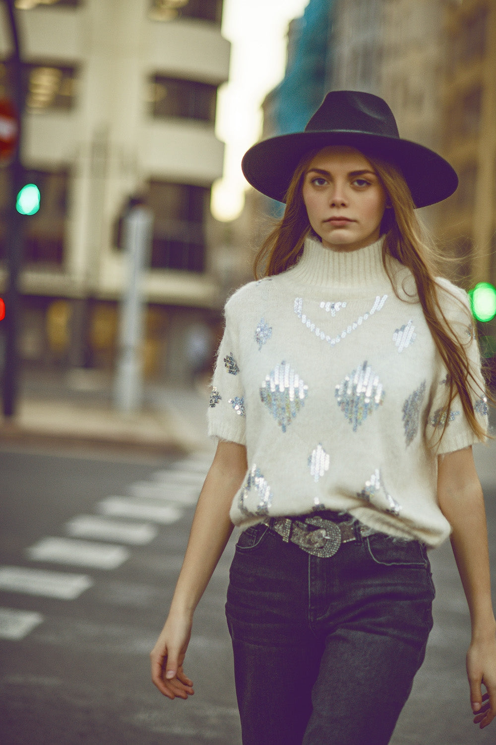 Q2 Camisola de manga curta creme com lantejoulas