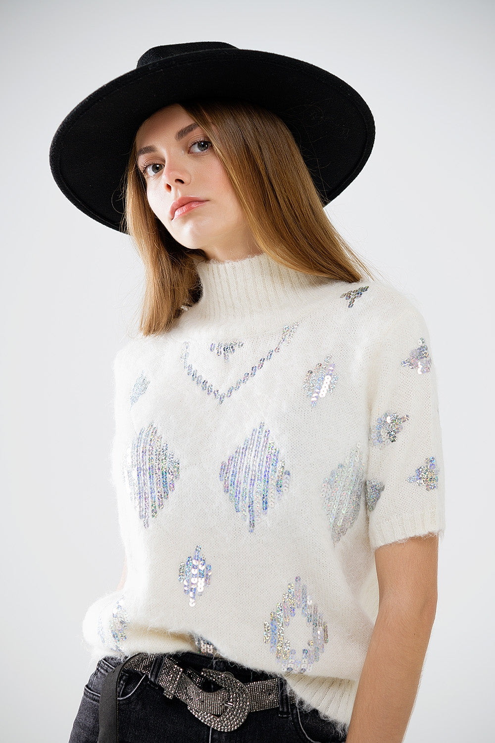 Camisola de manga curta creme com lantejoulas
