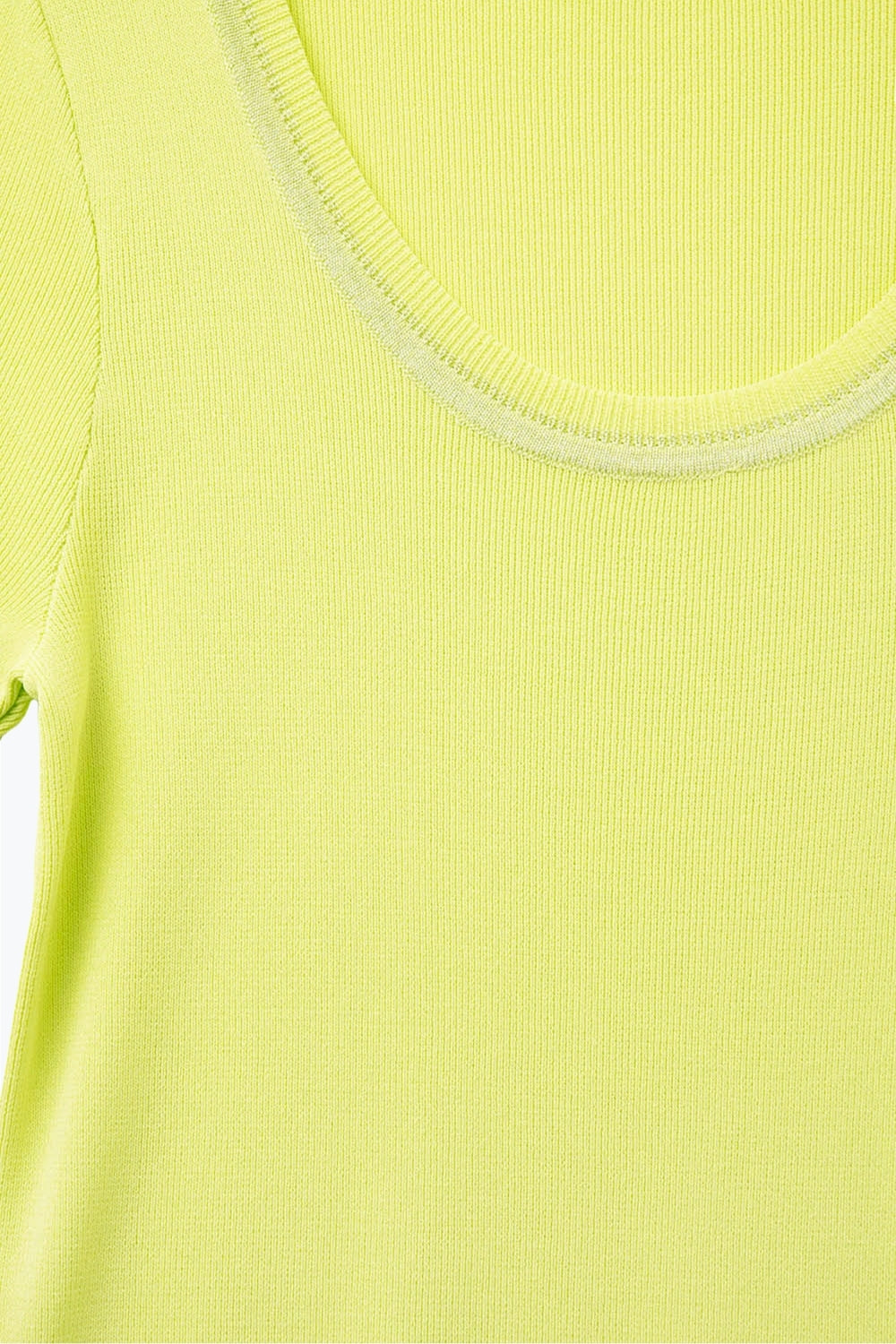 Camisola de manga curta em amarelo com costura prateada no pescoço redondo