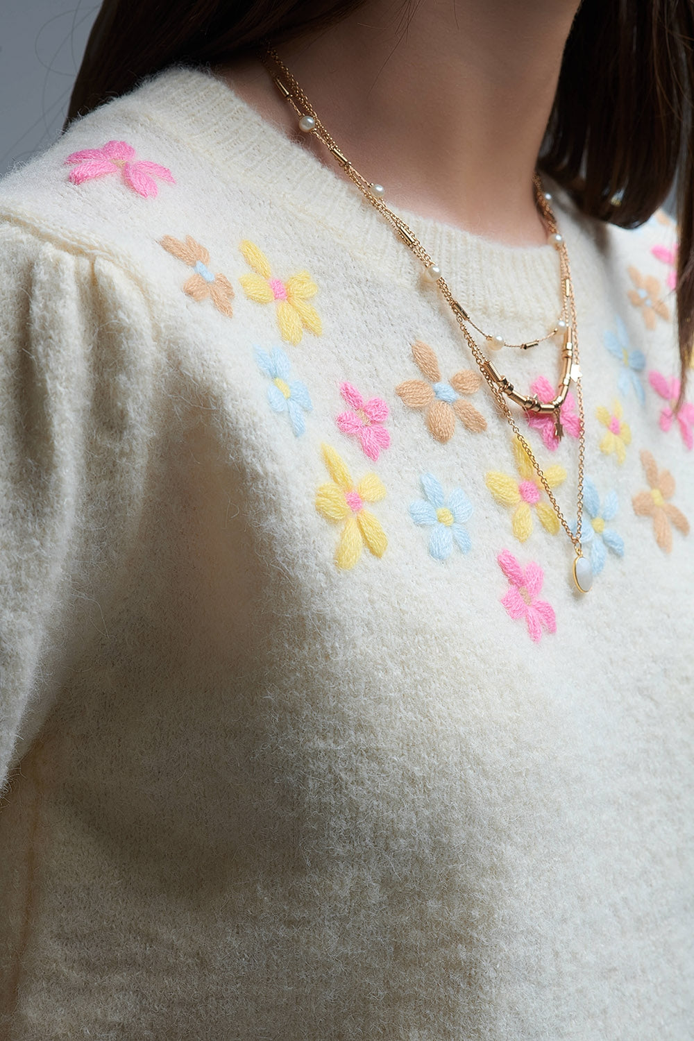 Camisola de manga curta em malha grossa creme com flores bordadas em tons pastéis