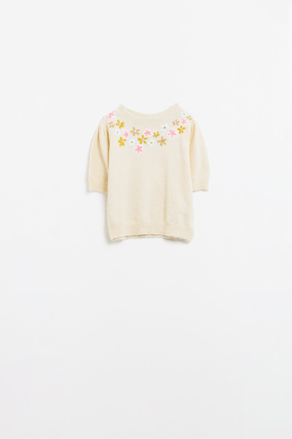 Camisola de manga curta em malha grossa creme com flores bordadas em tons pastéis