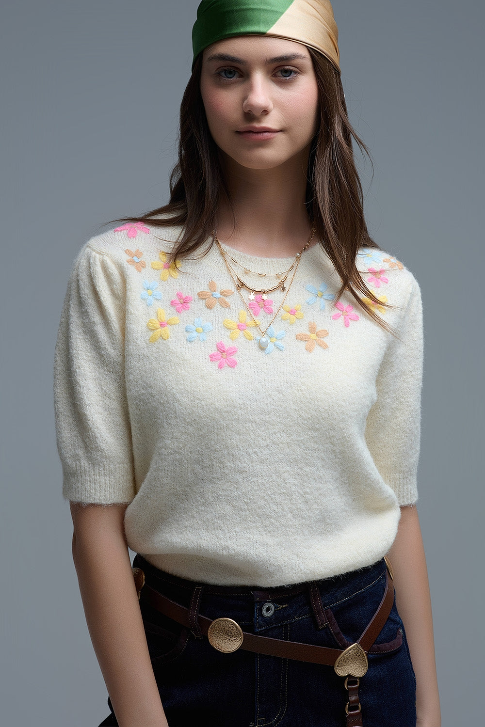 Camisola de manga curta em malha grossa creme com flores bordadas em tons pastéis