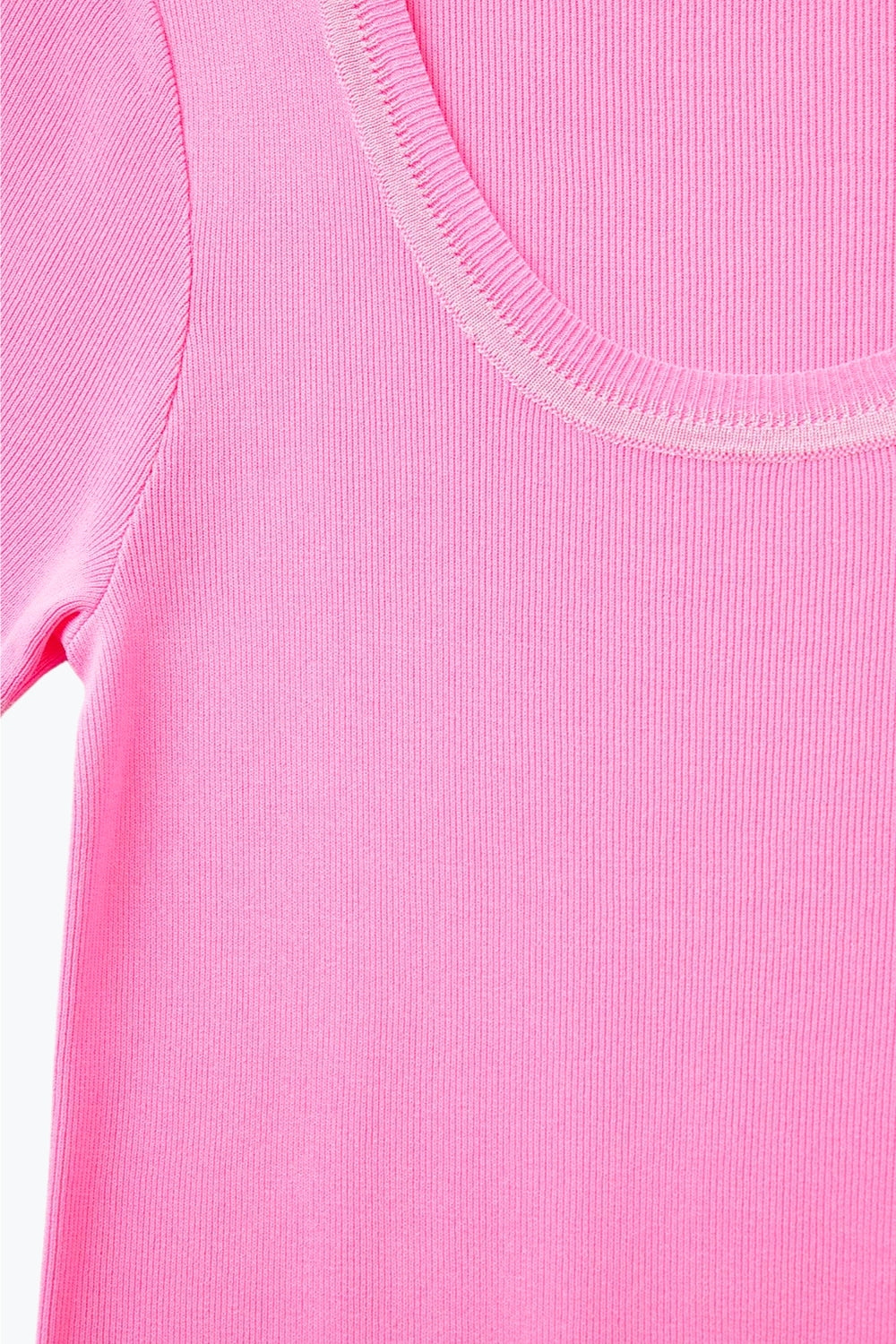 Camisola de manga curta em rosa com costura prateada no pescoço redondo