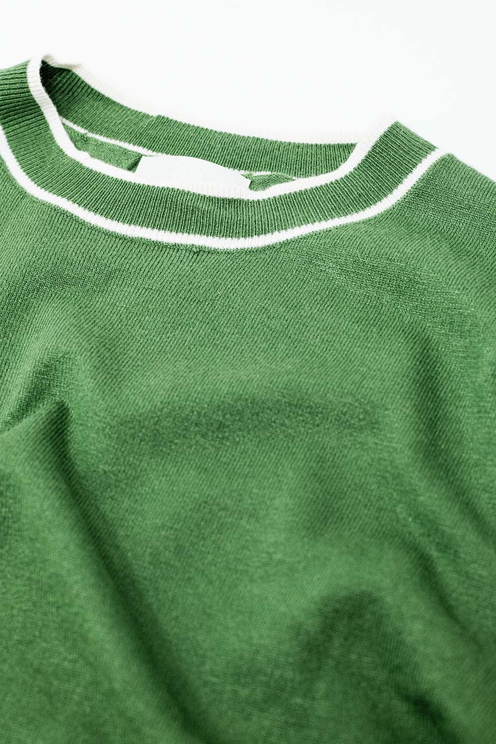 Camisola de manga curta verde com pormenor de linha branca