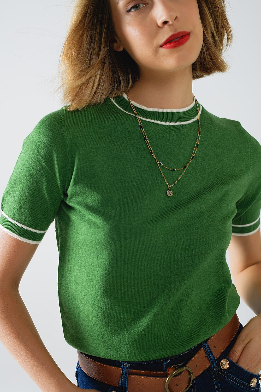 Camisola de manga curta verde com pormenor de linha branca