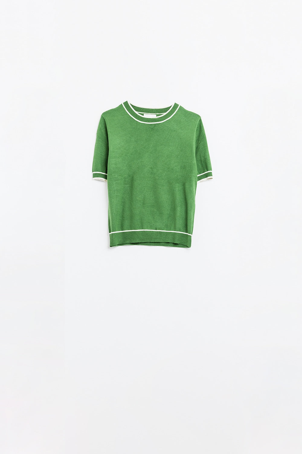Camisola de manga curta verde com pormenor de linha branca