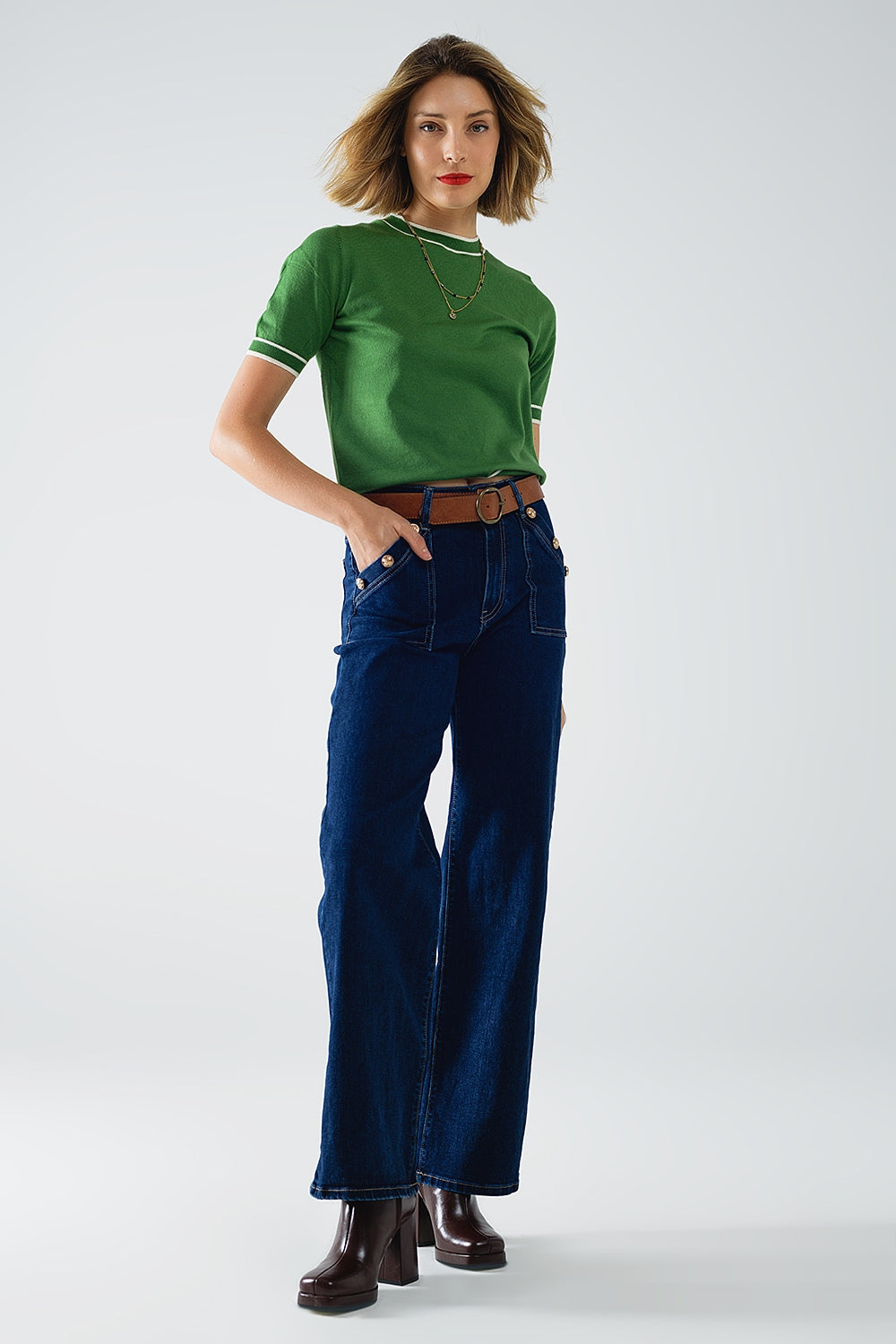 Camisola de manga curta verde com pormenor de linha branca