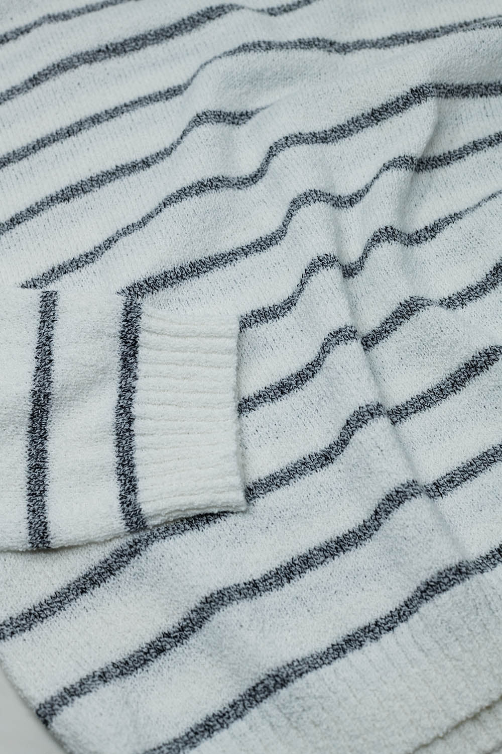 Camisola de ombros caídos em branco com riscos cinzentas