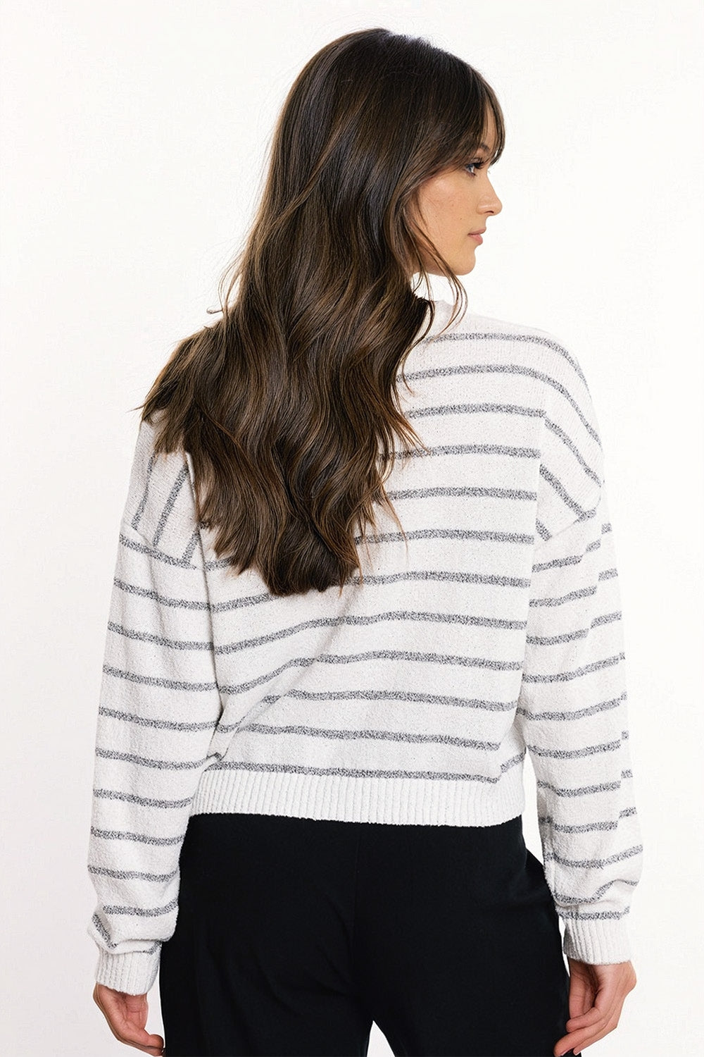 Camisola de ombros caídos em branco com riscos cinzentas