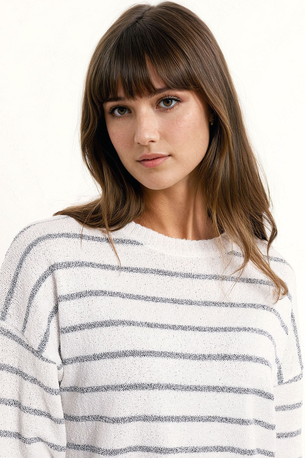 Camisola de ombros caídos em branco com riscos cinzentas