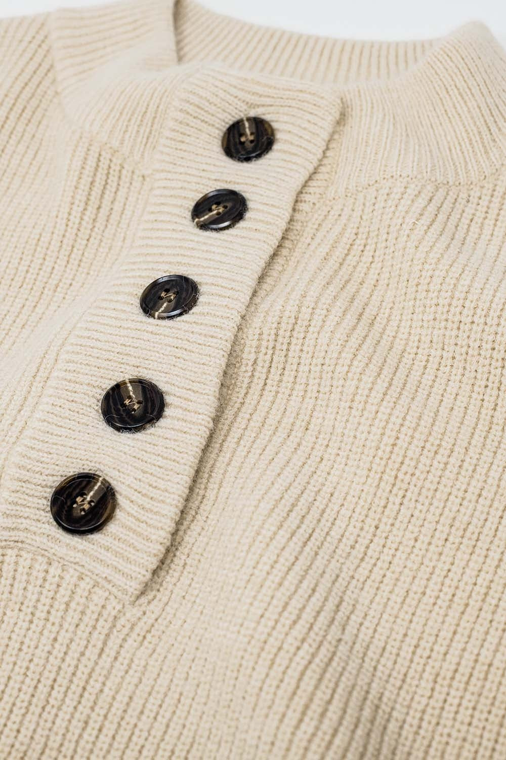 Camisola descontraída com meio botão em creme