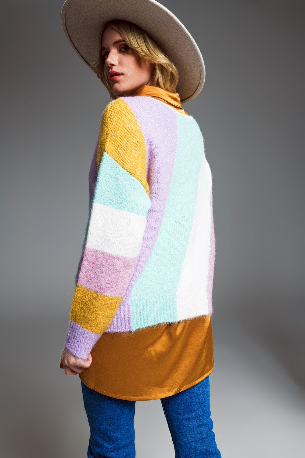 Camisola descontraída de riscos diagonais multicoloridas com gola de barco em tons pastel