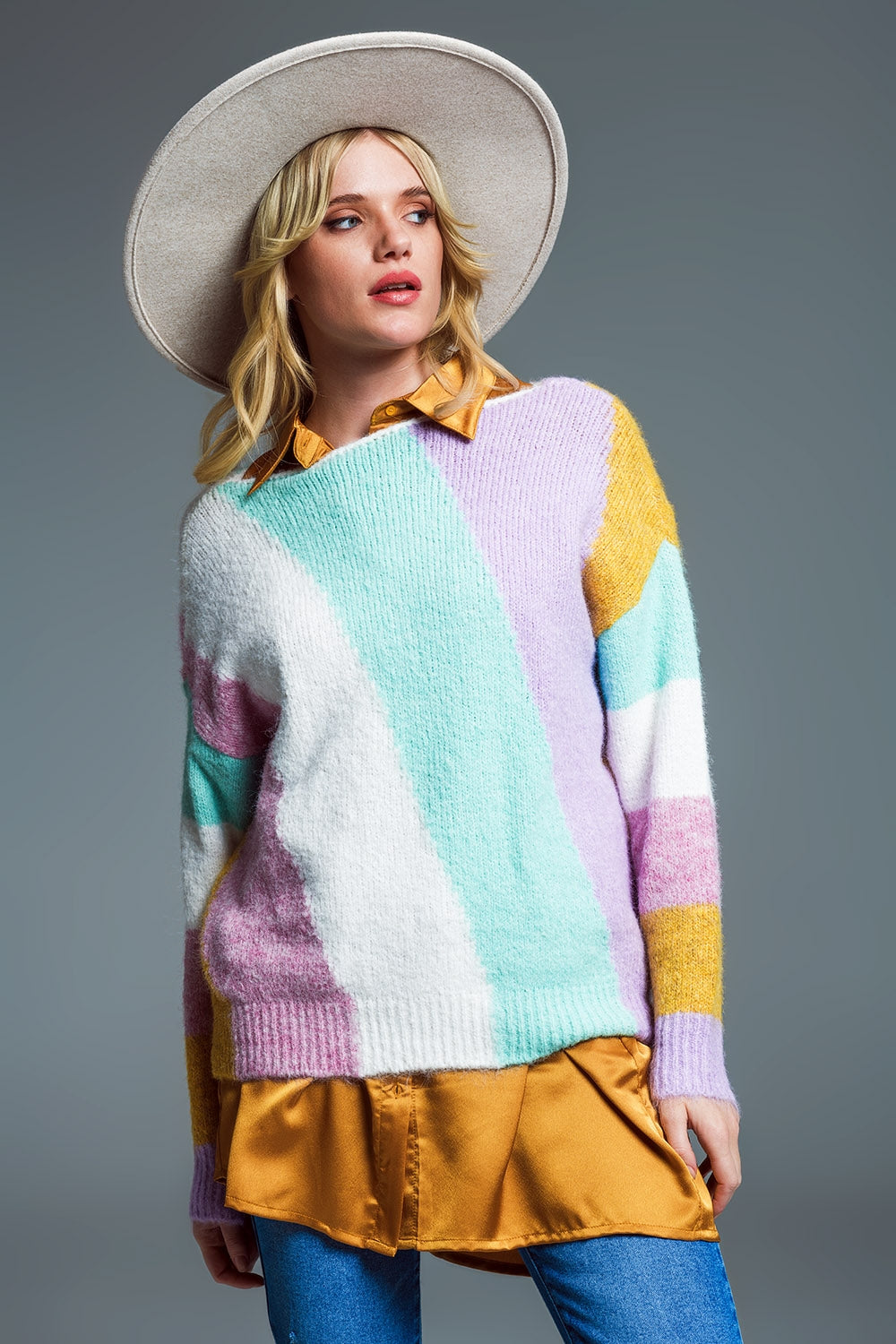 Camisola descontraída de riscos diagonais multicoloridas com gola de barco em tons pastel