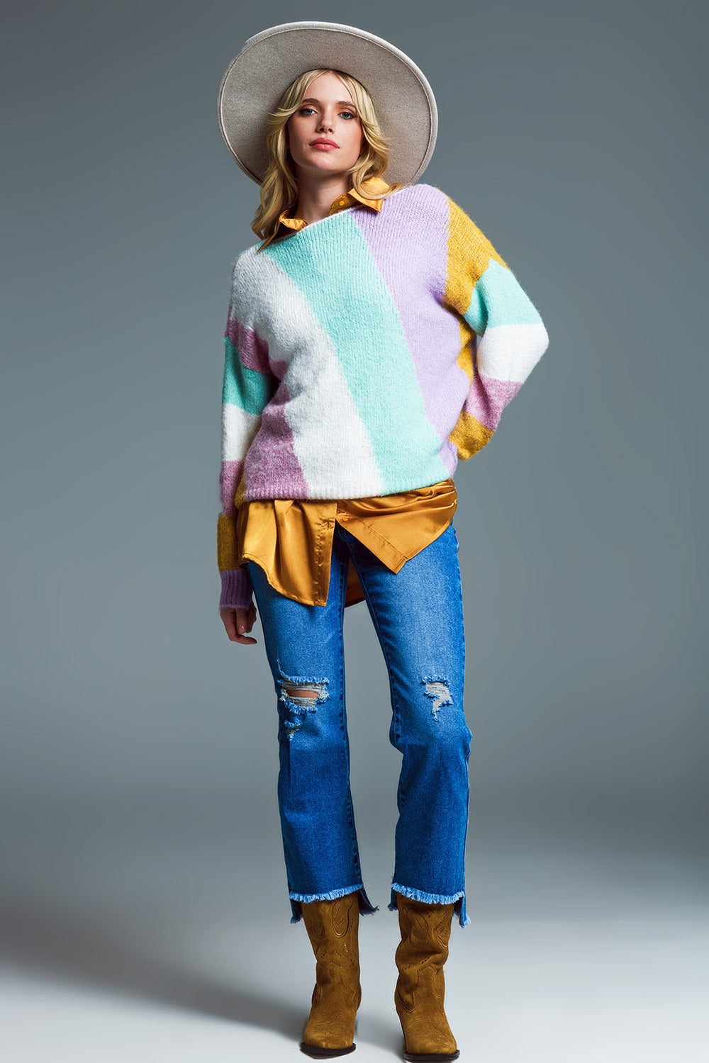 Camisola descontraída de riscos diagonais multicoloridas com gola de barco em tons pastel