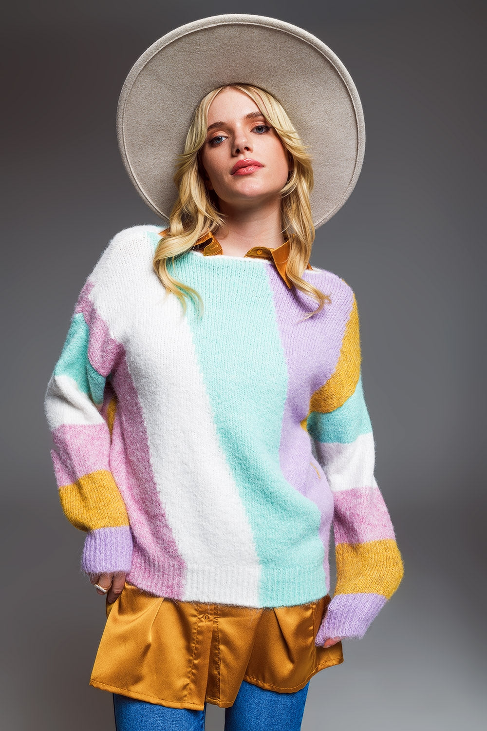 Camisola descontraída de riscos diagonais multicoloridas com gola de barco em tons pastel