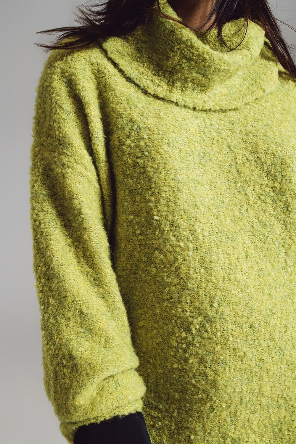 Camisola em verde com gola bardot.