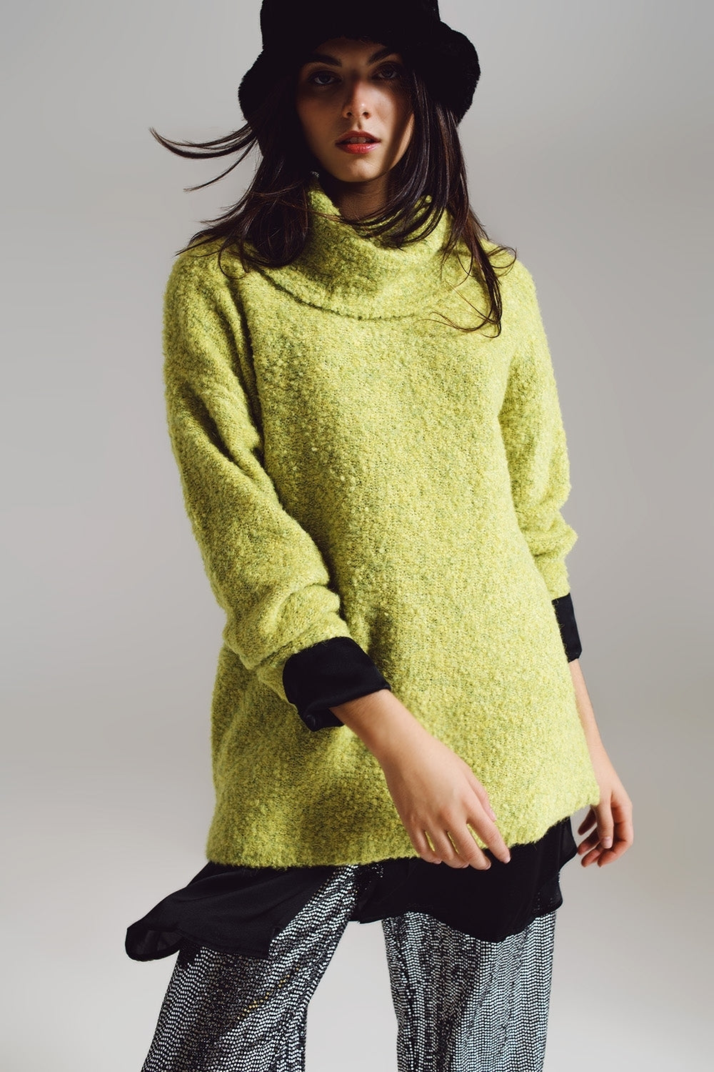 Camisola em verde com gola bardot.