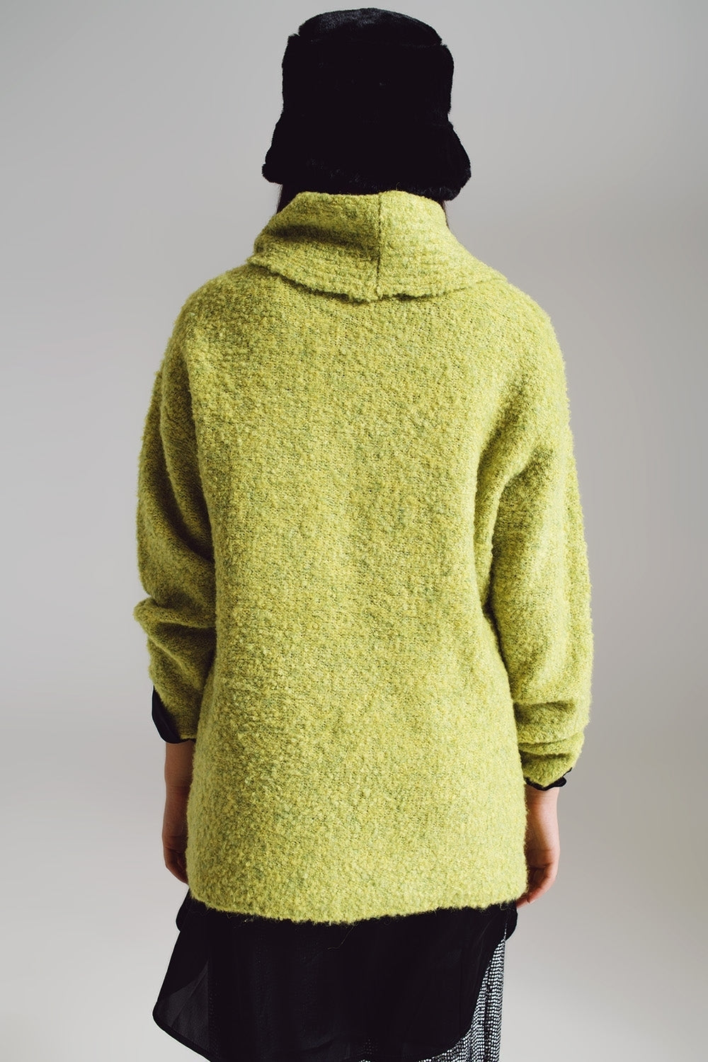 Camisola em verde com gola bardot.