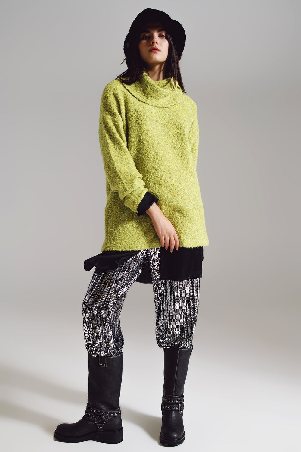 Camisola em verde com gola bardot.