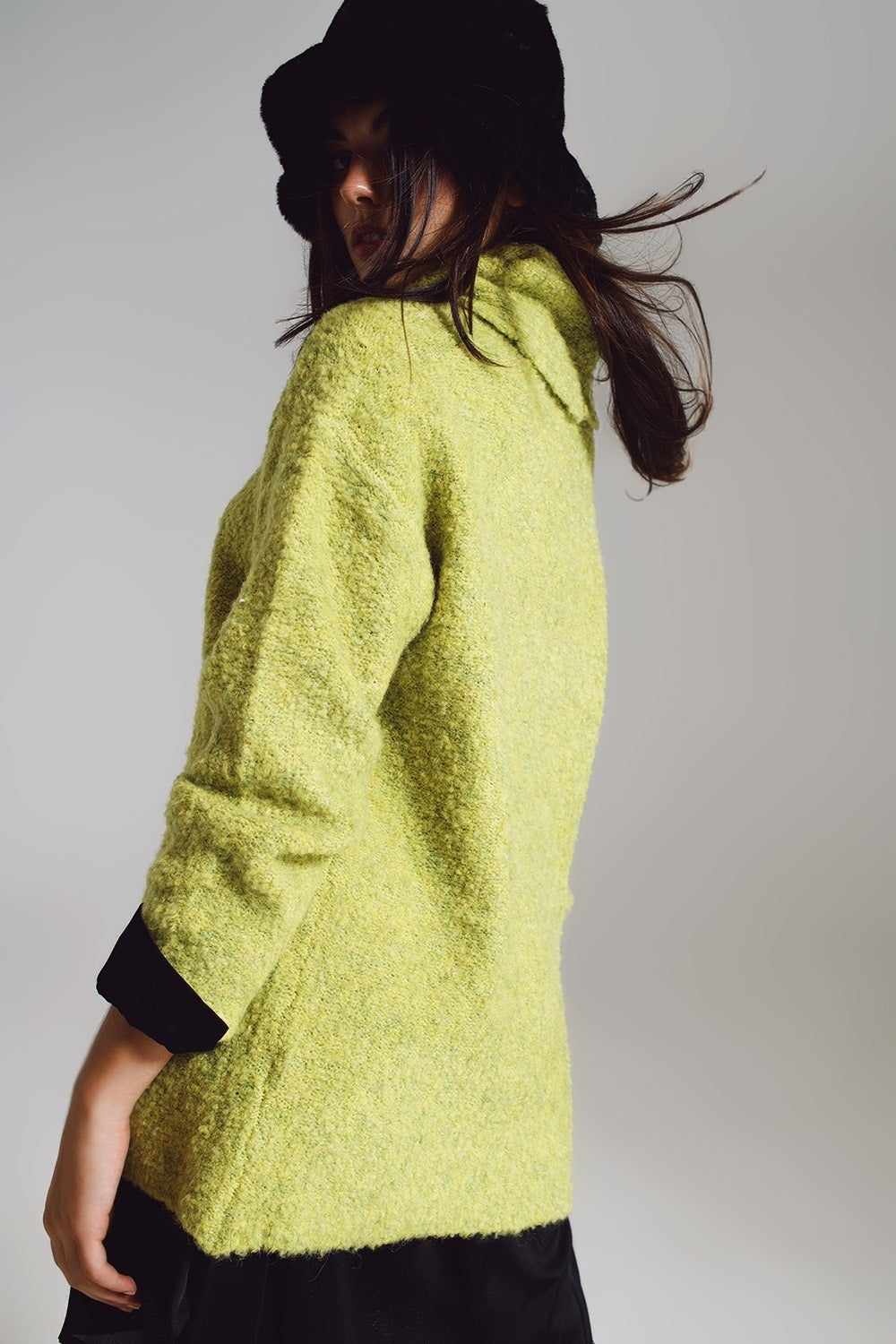 Camisola em verde com gola bardot.