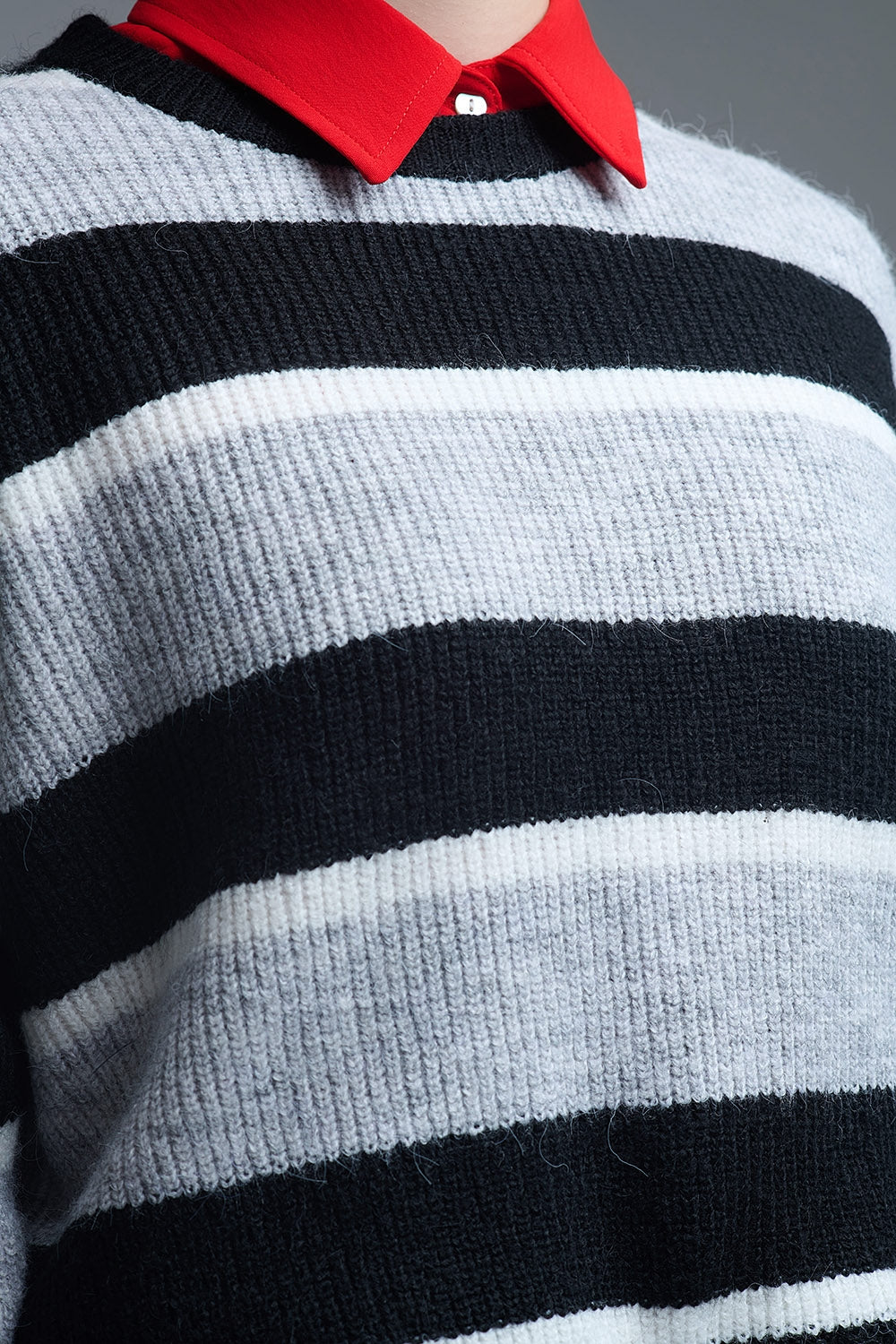 Camisola preta com riscas brancas e cinzentas