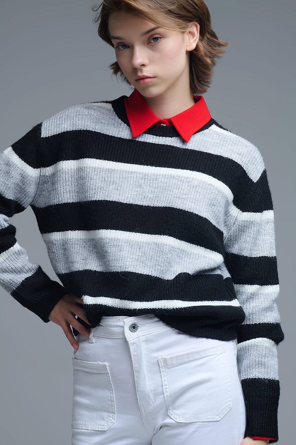 Camisola preta com riscas brancas e cinzentas