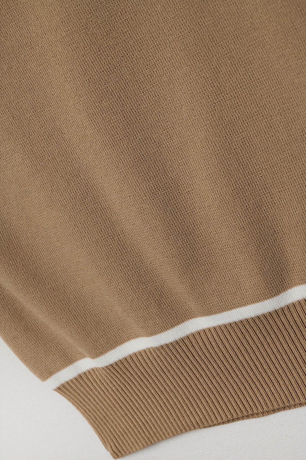 Camisola Sem Mangas Em Camel Com Detalhe De Linhas Brancas