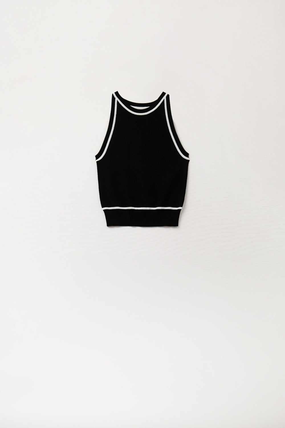 Q2 Camisola sem mangas em preto com detalhes em linhas brancas