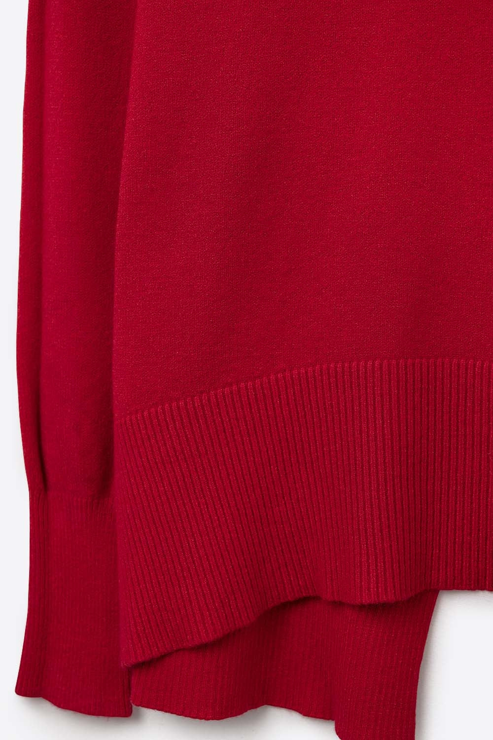 Camisola vermelha solta com pormenor de abertura nas costas