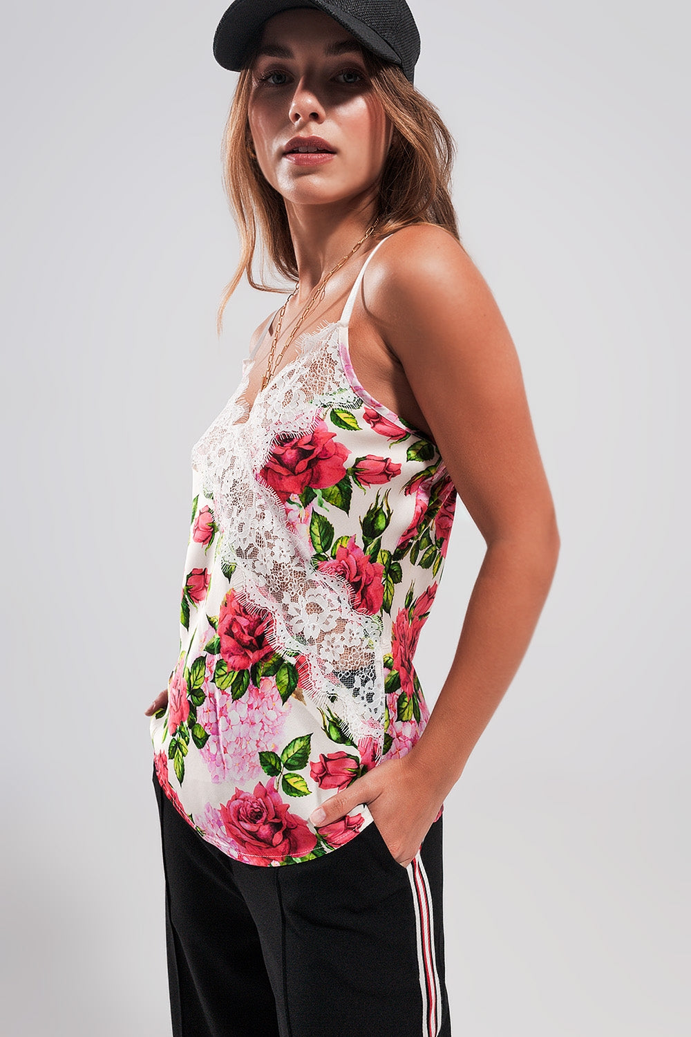 Camisole de cetim com corte em renda e impressão em rosas
