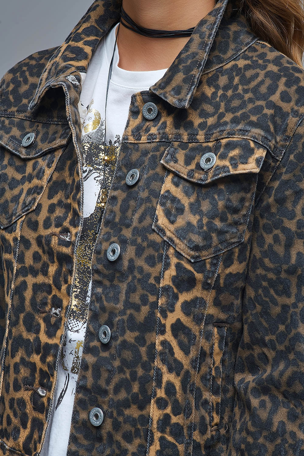 Casaco de ganga com estampado de leopardo em tecido de ganga